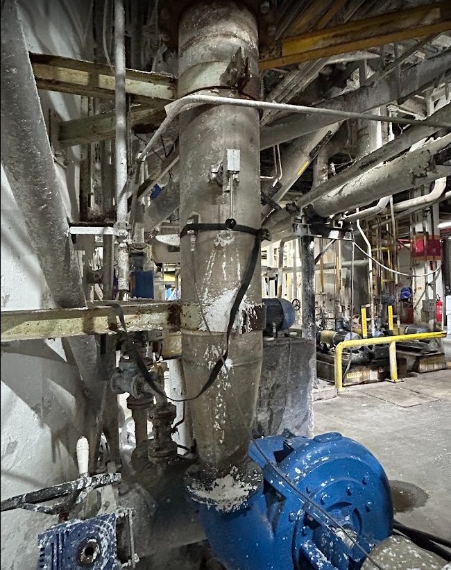 Calibração não intrusiva — Fábrica de Papel: Calibração da bomba centrífuga, no recalque do tanque de máquina