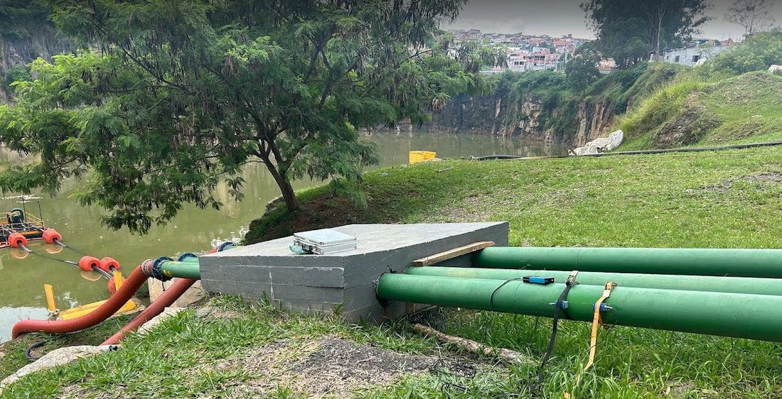 Calibração não intrusiva — Mineração: Calibração de vazão — sistema de dragagem de águas pluviais de uma jazida de rocha desativada