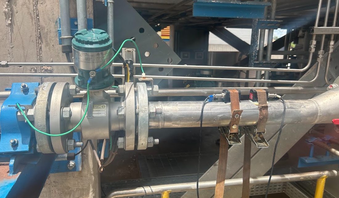 Calibração não intrusiva — Fábrica de Papel Higiênico: Calibração do Balanço de Massa — fluído sem sólidos em suspensão